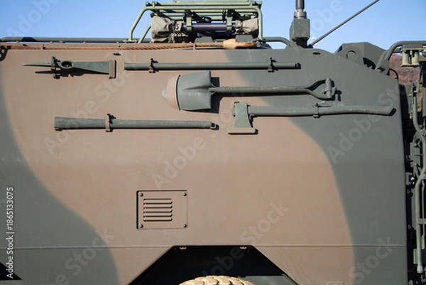 Obraz 装甲車に取り付けられた土工具