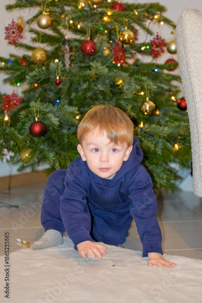 Obraz Toddler Crawling Before Christmas Tree