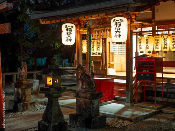 Fototapeta 御扉が開けられた元旦の稲荷神社