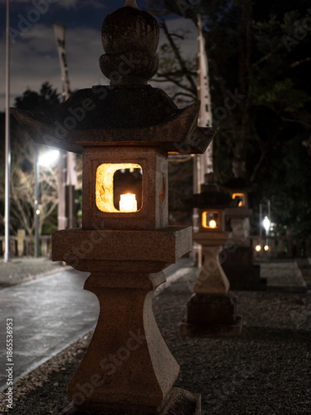 Obraz ロウソクの火が灯された石灯籠