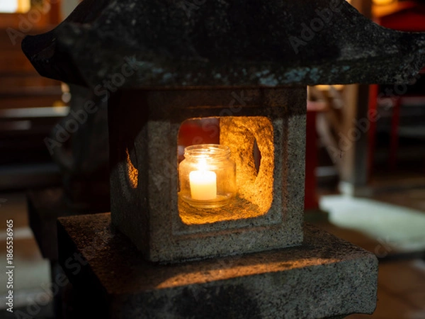 Obraz ロウソクの火が灯された石灯籠