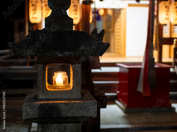 Obraz ロウソクの火が灯された石灯籠