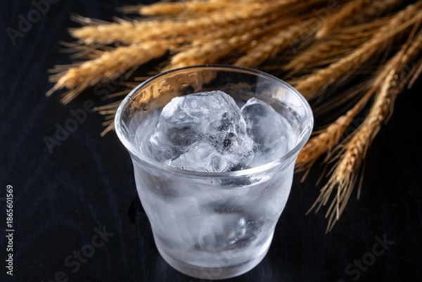 Obraz 日本のお酒、麦焼酎のロック