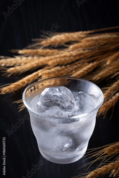 Obraz 日本のお酒、麦焼酎のロック