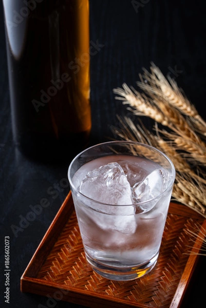 Obraz 日本のお酒、麦焼酎のロック