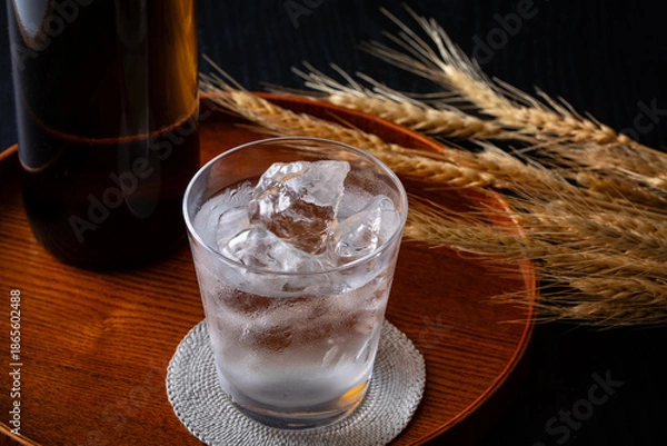Obraz 日本のお酒、麦焼酎のロック