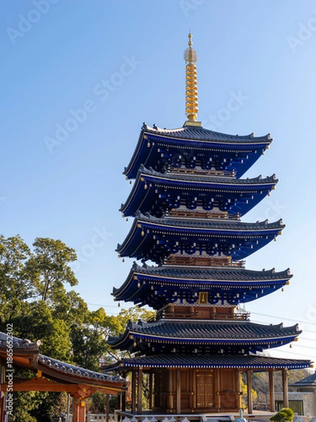 Obraz 鮮やかな青色の五重塔