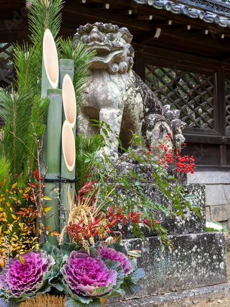 Obraz 神社に飾られた門松と狛犬