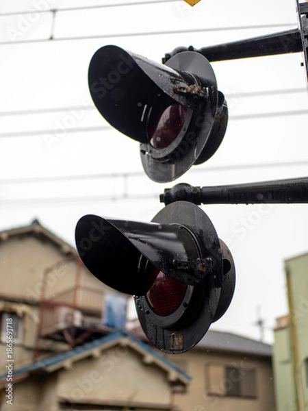 Obraz 雨に濡れた踏切の警報器