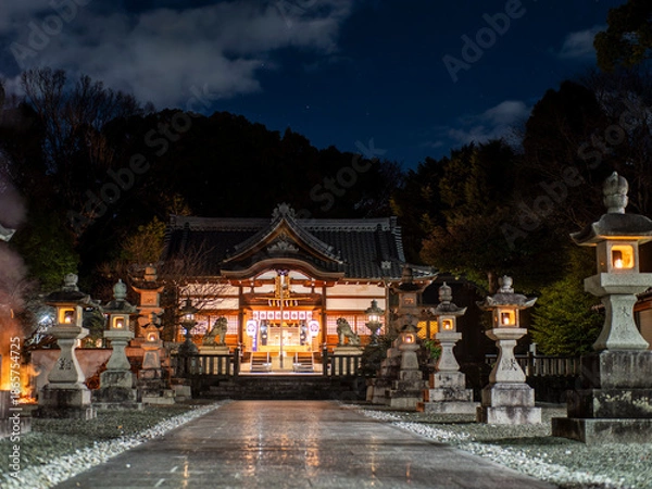 Obraz 元旦　御扉が開かれた深夜の神社