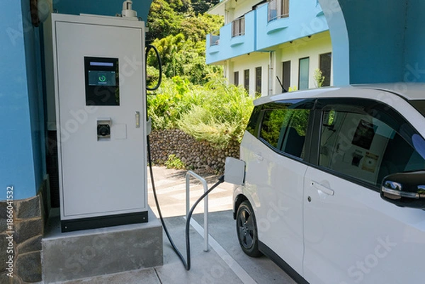 Obraz 充電中のEV車と急速充電設備