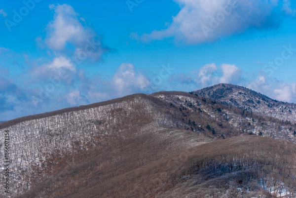 Fototapeta 눈이 희끗희끗한 산 등성이