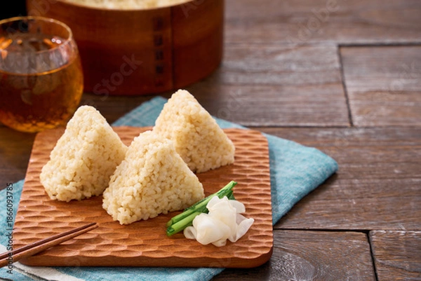 Obraz 玄米の三角おにぎり