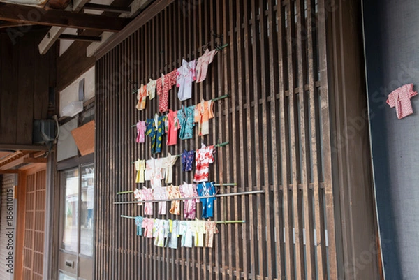 Obraz 格子戸に飾られた着物のミニチュア
