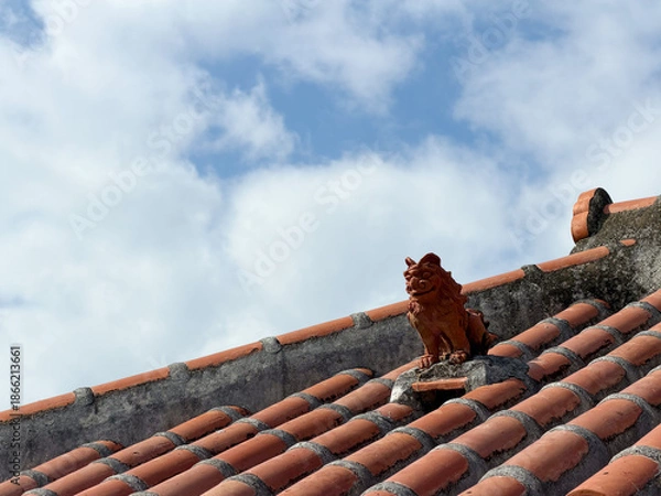 Obraz 屋根に座るシーサー