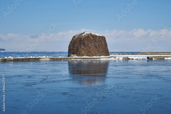 Obraz 北海道　船上から見た帽子岩とオホーツク海の流氷