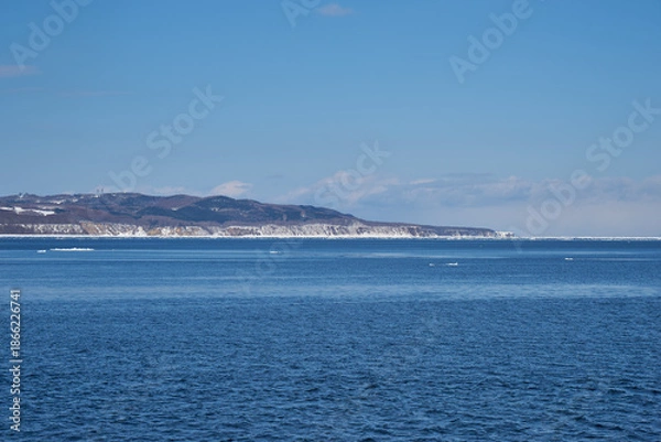 Obraz 北海道　船上から見たオホーツク海の流氷と能取岬