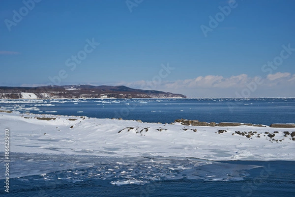 Obraz 北海道　船上から見たオホーツク海の流氷と能取岬