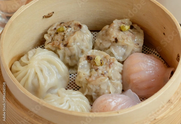 Obraz せいろの中に並ぶ小籠包と焼売のクローズアップ