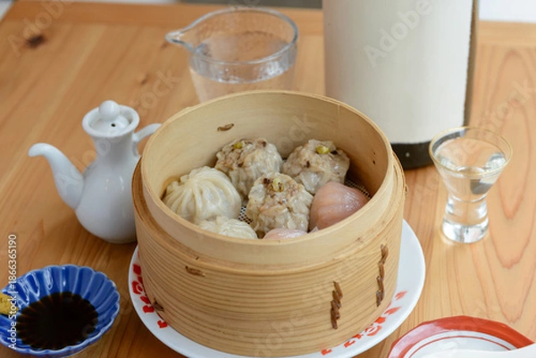 Obraz せいろに盛られた小籠包と焼売の点心盛り合わせ