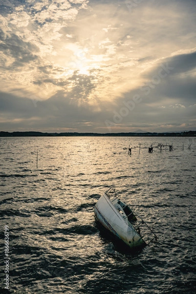 Fototapeta 沈没船と涸沼の夕日