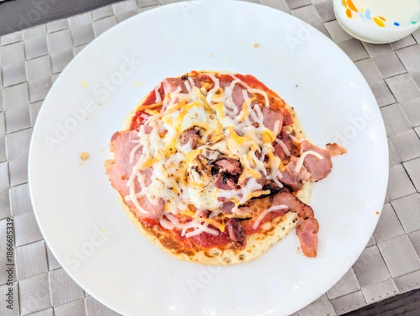 Obraz ベーコンとたっぷりチーズを乗せた手作りミニピザ