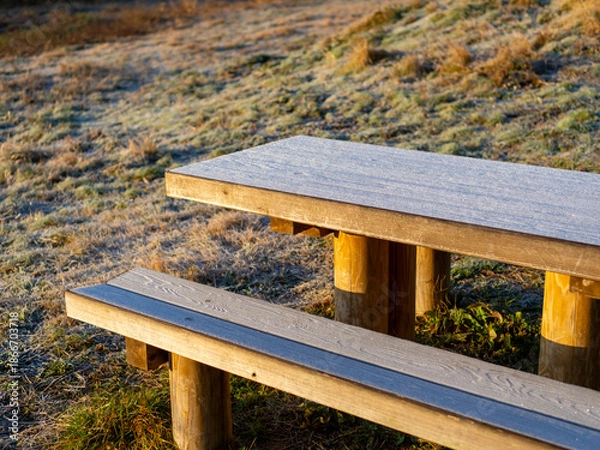 Obraz テーブルが霜に覆われた山の広場