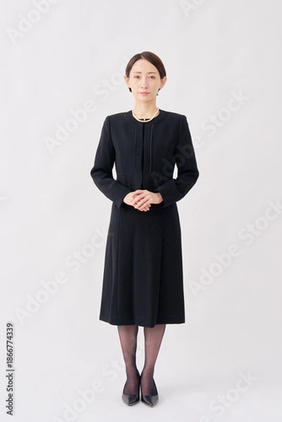 Fototapeta 喪服を着た女性のポートレート　カメラ目線　白背景　全身