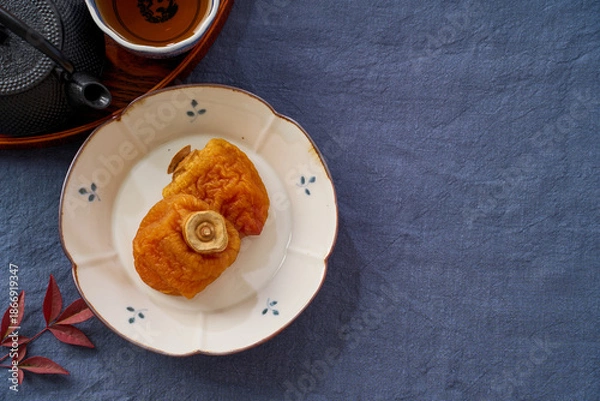 Obraz 干し柿の茶菓子と日本茶