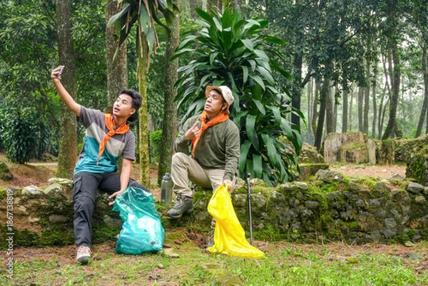 Obraz Adventurous Friends Documenting Their Forest Exploration Trip