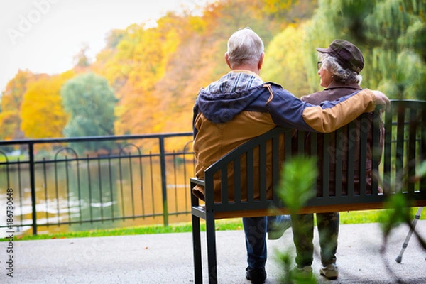 Obraz old couple sitting on a bench