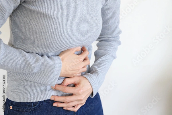 Fototapeta お腹の痛みを感じる女性