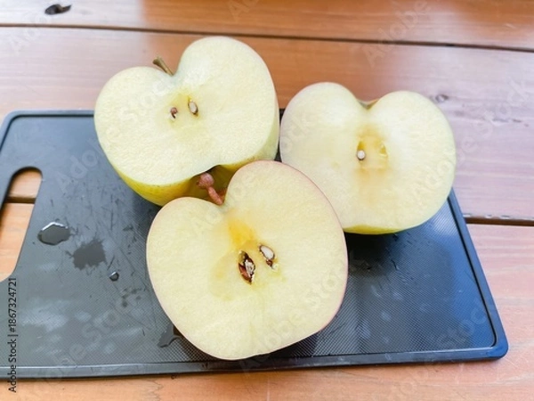 Fototapeta 半分にカットした黄色りんごと赤い林檎。