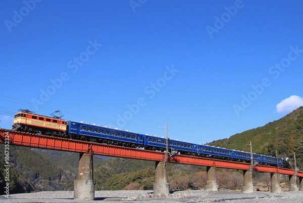 Obraz 復活を遂げた元JR西日本12系客車を従えて快晴の大井川を渡る大井川鐡道E32形_2026/1/3撮影