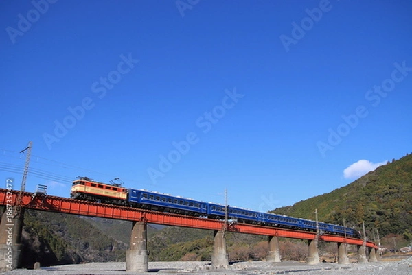 Obraz 復活を遂げた元JR西日本12系客車を従えて快晴の大井川を渡る大井川鐡道E32形_2026/1/3撮影