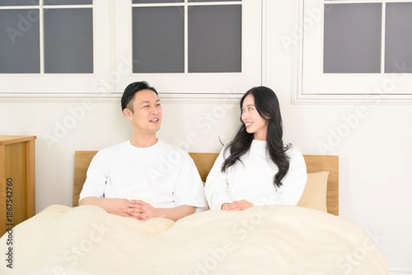 Obraz 夜の寝室で笑顔で会話をする日本人男女