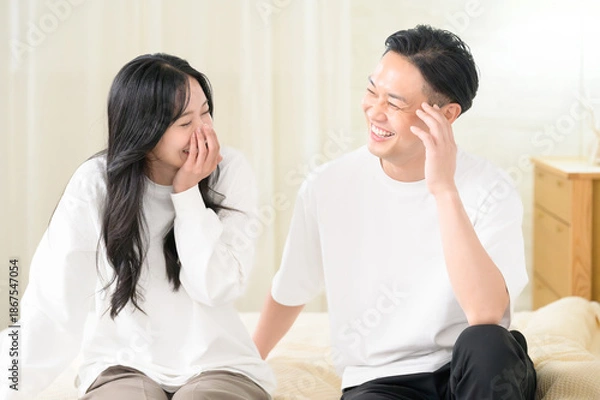 Obraz 夜の寝室で笑顔で会話をする日本人男女