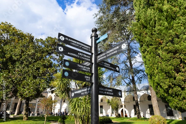 Obraz イスタンブールトプカプ宮殿庭園の案内標識