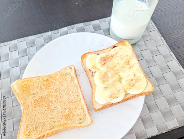 Obraz きな粉とバナナをたっぷり乗せた栄養満点の厚切りトースト