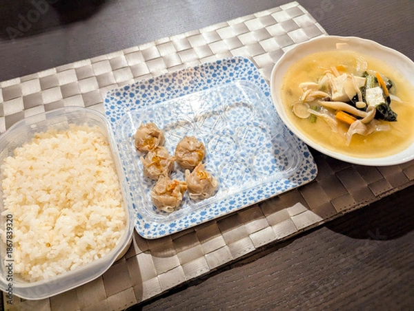 Obraz 炊き立てのご飯と熱々のシュウマイに具だくさんスープの軽食