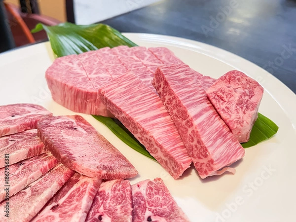 Fototapeta 和牛のシャトーブリアンステーキと牛たん。グリルする前の生肉。