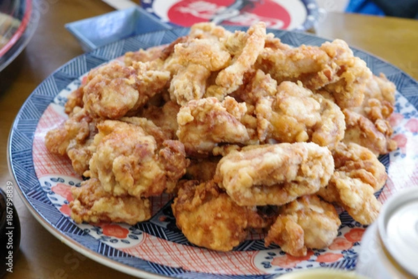 Fototapeta 大皿に盛られたたくさんの唐揚げ