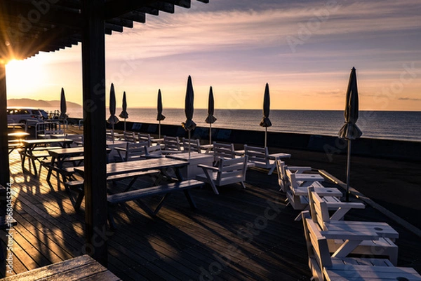Obraz 朝日の差し込むおしゃれな海辺のオープンカフェテラス

