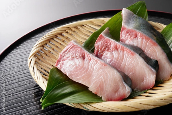 Obraz ざるに盛ったぶりの切り身（葉蘭・黒背景）