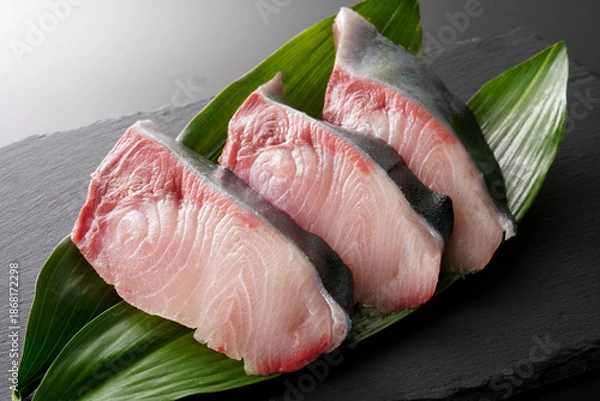 Obraz ブリの生切り身の盛り付け（黒背景）