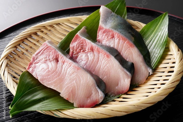 Obraz ざるに盛ったぶりの切り身（葉蘭・黒背景）