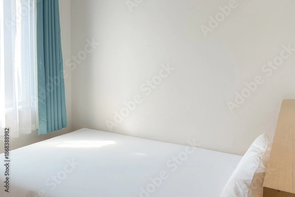 Obraz 清潔な寝具がかかった木製ヘッドのある室内