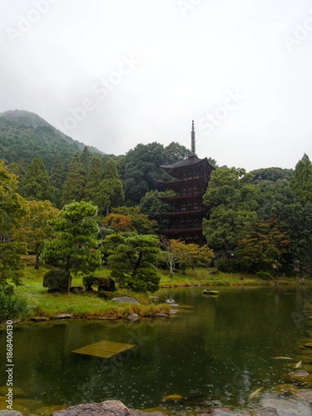 Obraz  霧に包まれた瑠璃光寺五重塔と池の風景