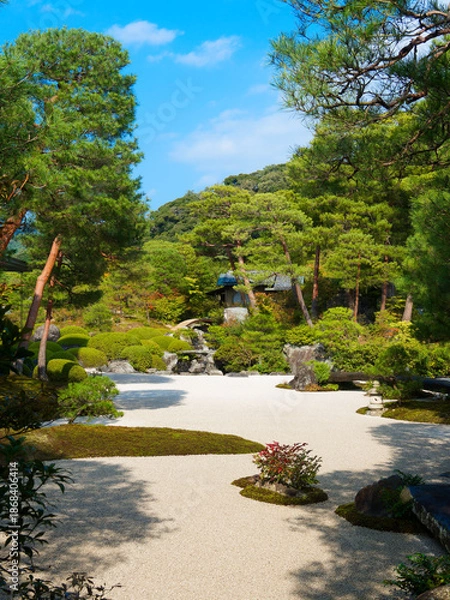 Obraz  白砂と石が描く静寂の庭