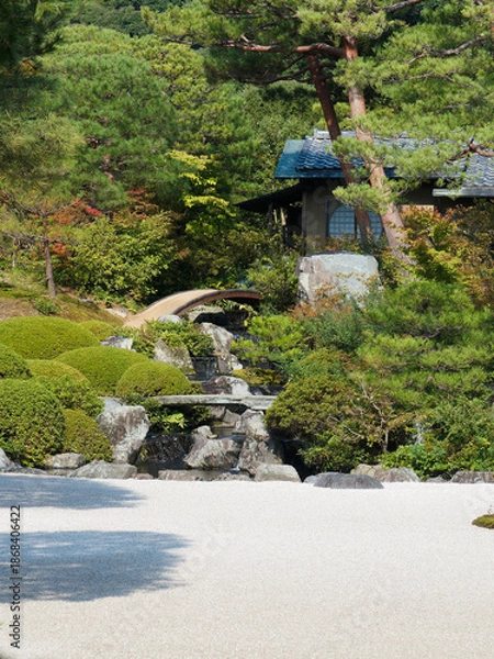 Obraz  白砂と石が描く静寂の庭